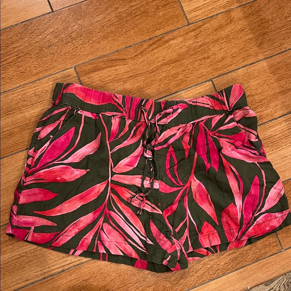Tropical Pink Leaf Print Women's Shorts